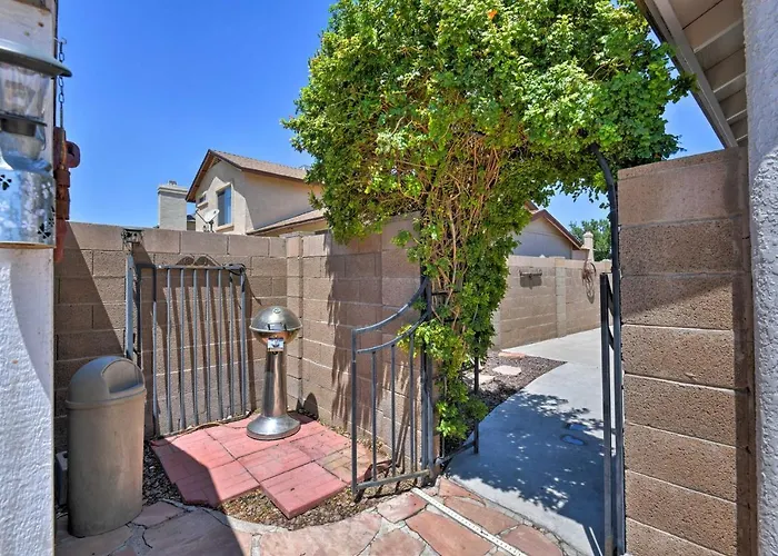 Walk To Nfl Games: Glendale Home Near Golf