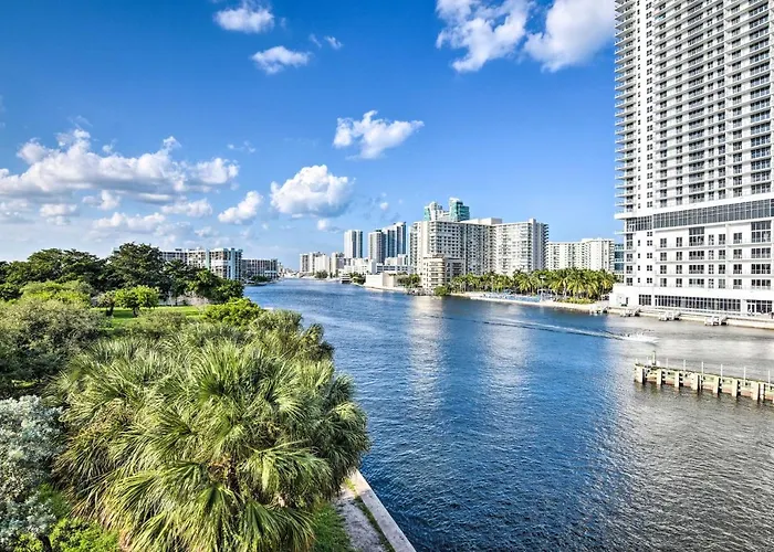 Beachfront Condo W/ Pool Access In Hollywood!