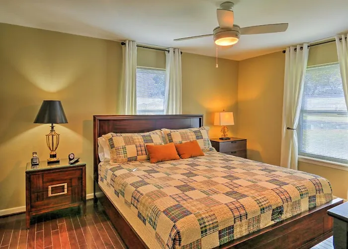 Pottsboro Home On 2 Acres W/ Hot Tub, Near Marina!