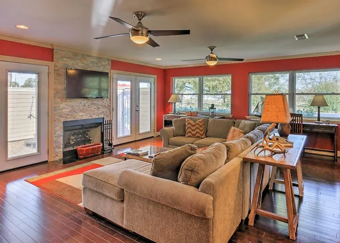 Pottsboro Home On 2 Acres W/ Hot Tub, Near Marina!