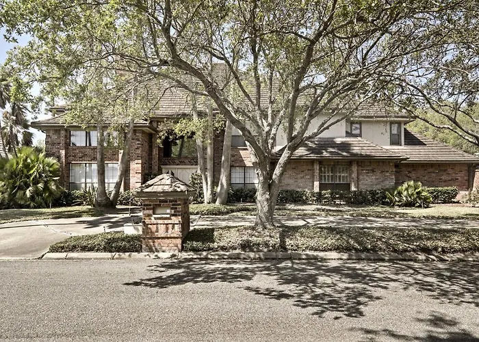 Private Pool: Lakefront Harlingen Home