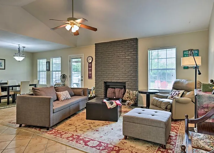 2 Mi To Lake Mcqueeny: Gem W/ Covered Patio