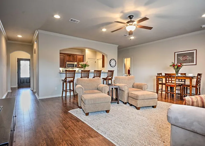College Station Townhouse W/ Private Patio