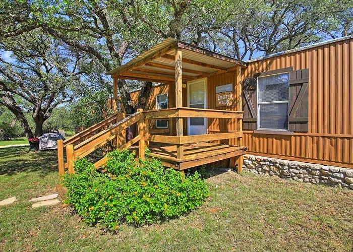 Quiet Utopia Retreat: Deck & Hill Country Views