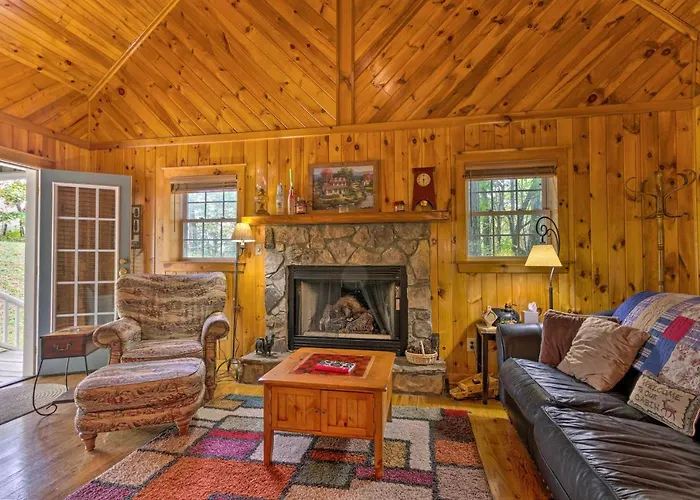 11 Mi To Boone: Secluded Pet-Friendly Cabin!