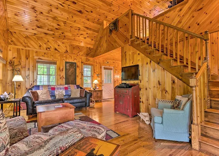 11 Mi To Boone: Secluded Pet-Friendly Cabin!