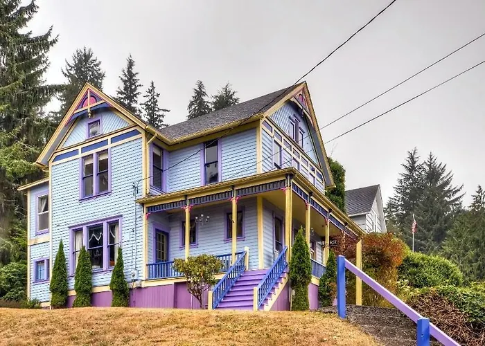 'Astoria Painted Lady' Historic Apt W/ River View!
