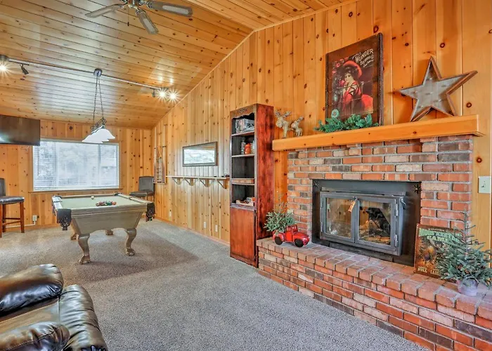 Game Room, Yard, Deck & Fireplace: Lakeside Home