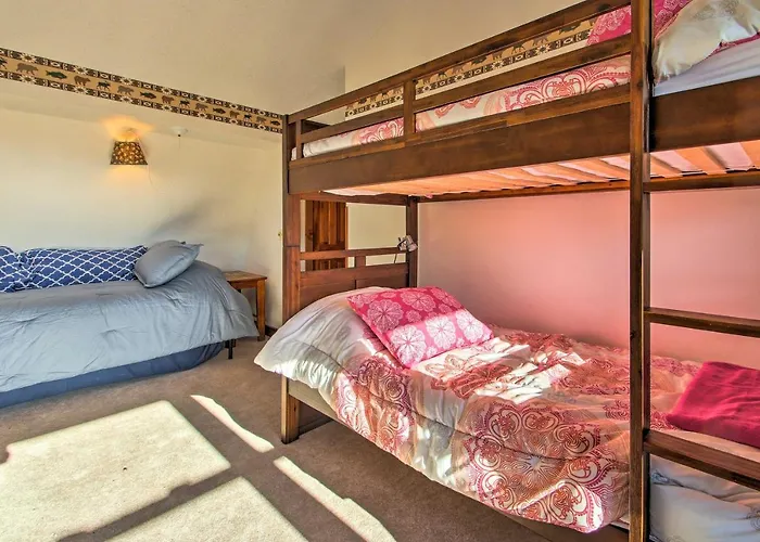 Hot Tub & Moat Mtn Views: North Conway Townhouse