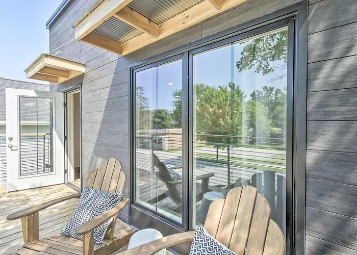 Modern Townhome W/ Deck - 1/2 Mi To Elkhart Lake!