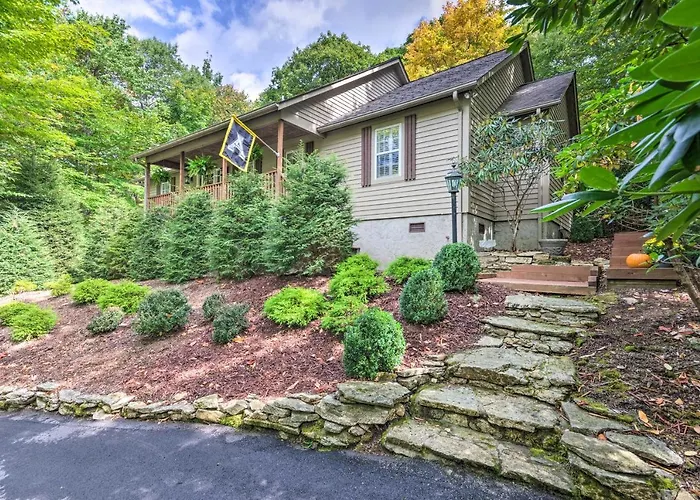 Screened Porch + 3 Decks: Beech Mountain Cabin