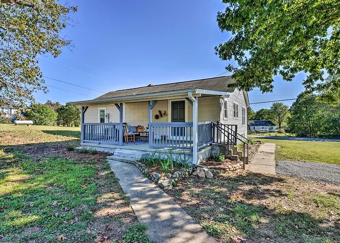 Porch, Fire Pit & Grill: Blue Ridge Mtn Cottage!
