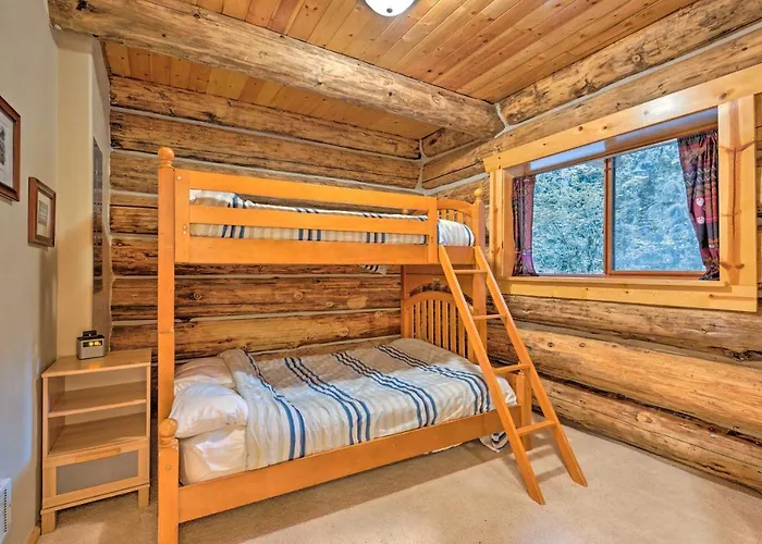 Riverfront Cabin W/ Hot Tub: 2 Mi To Eagle Falls