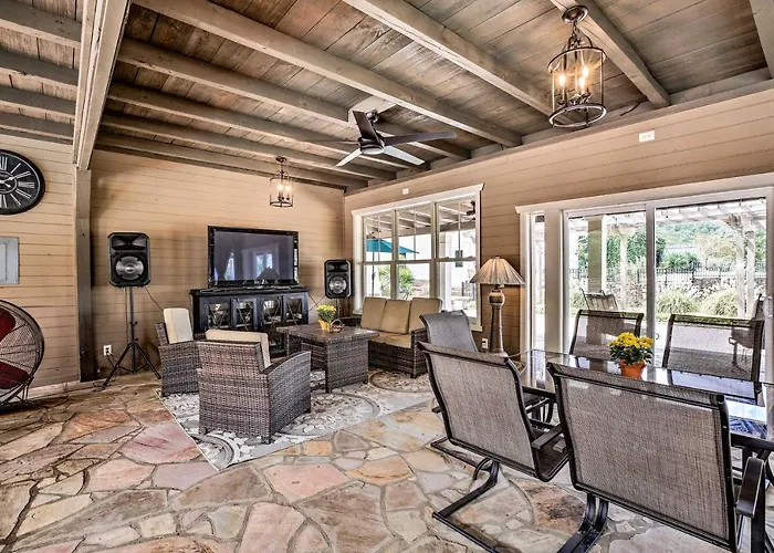 Lake Allatoona Area Studio W/ Pool And Views!