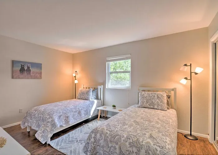 Bright Ruidoso Condo W/ Deck & Golf Course Views!
