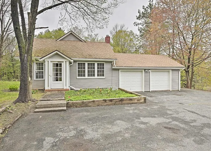 Beautiful Lenox Home, 3 Mi To Shakespeare & Co!