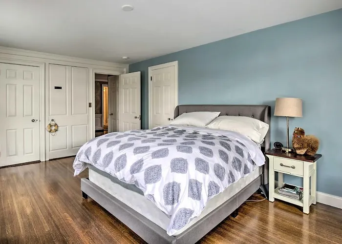 Spacious Estate W/ Courtyard: 2 Miles To Downtown!