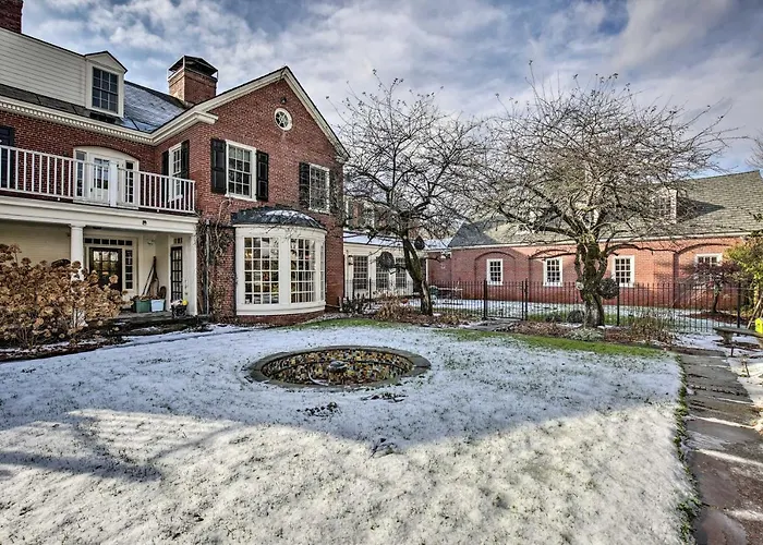Spacious Estate W/ Courtyard: 2 Miles To Downtown!