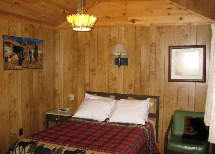 Brookside Motel & Cabins