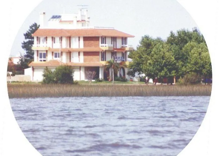 Comodidade e segurança na beira da praia! Suítes e apartamentos numa localização privilegiada entre as prais Nereidas e da Barrinha. Diárias e pacotes diferenciados, todas unidades com ar condicionado e estacionamento fechado.