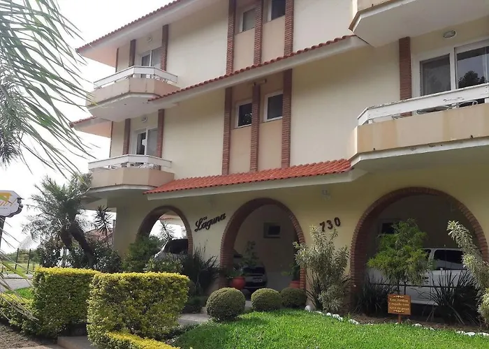 Comodidade e segurança na beira da praia! Suítes e apartamentos numa localização privilegiada entre as prais Nereidas e da Barrinha. Diárias e pacotes diferenciados, todas unidades com ar condicionado e estacionamento fechado.