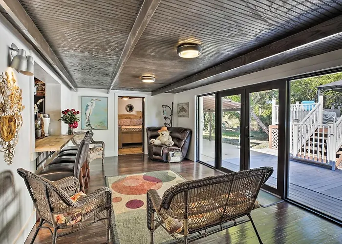 Pet-Friendly Oasis W/ Deck & Fire Pit In Bokeelia!