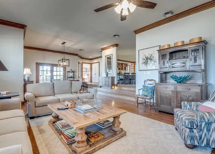 Serene Hill Country Wildlife Sanctuary W/ Porch