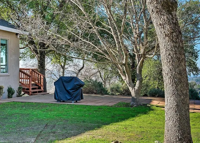 Hot Tub & Mtn Views: Peaceful Columbia Retreat!