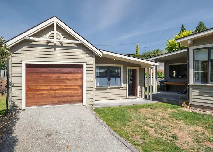 Lavender Country Cottage - Arrowtown Holiday Home