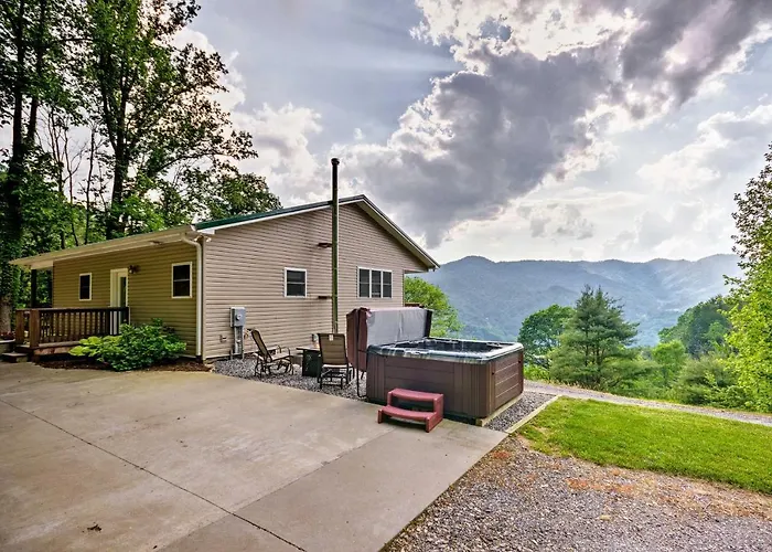 Blue Ridge Mountain Rental W/ Hot Tub & Gas Grill!