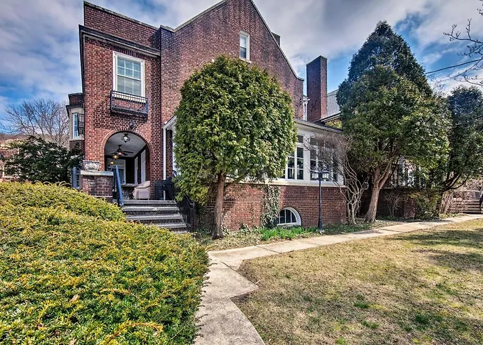 Walk To Shops, Dining & City Park: Reading Apt