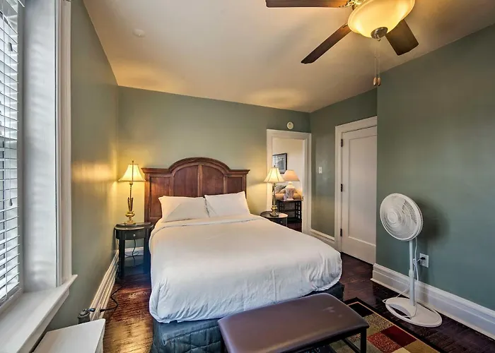 Walk To Shops, Dining & City Park: Reading Apt