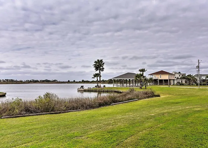 Pool, Marina & More! Family Home In Terramar Beach