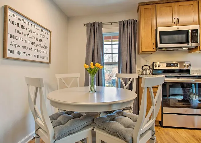 Walk To Dining: Saluda Main Street Retreat!