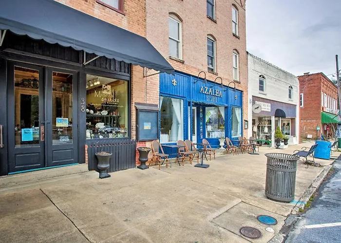Walk To Dining: Saluda Main Street Retreat!