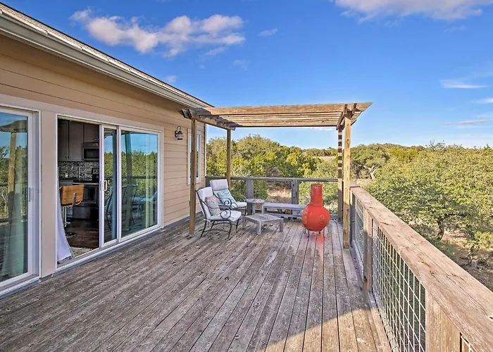 Peaceful Hill Country Hideaway W/ Pond Views