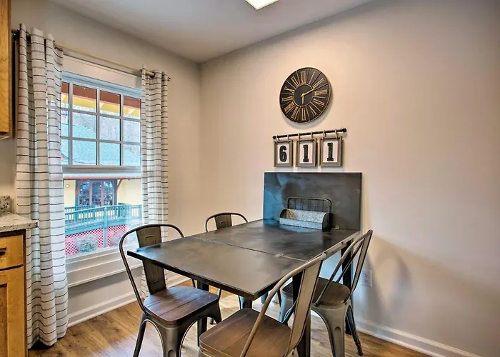 Walk To Main Street Eats: Remodeled Saluda Apt