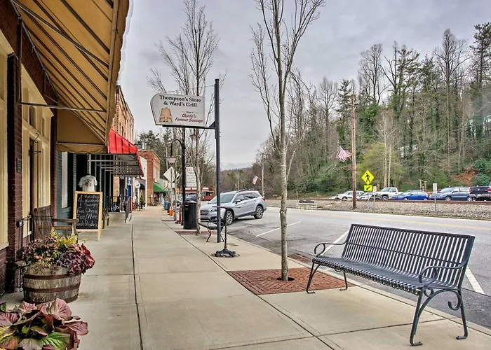 Walk To Main Street Eats: Remodeled Saluda Apt