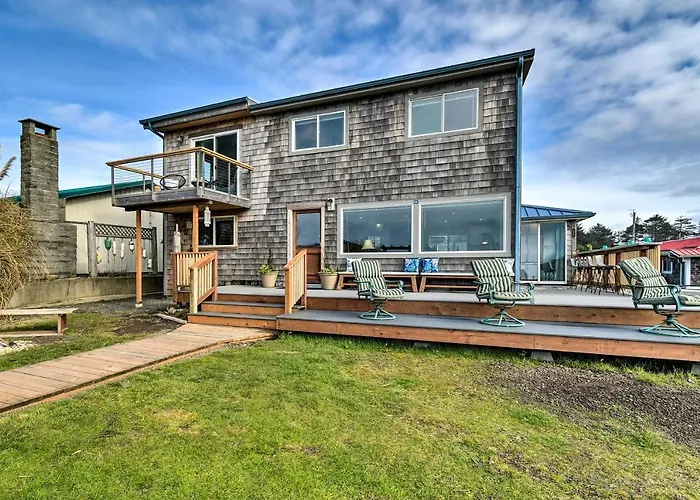 Coastal Retreat: Deck, Ocean Views + Walk To Beach