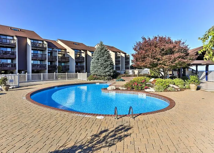 The Shores Condo W/ Beach Access < 2 Mi To Dtwn!
