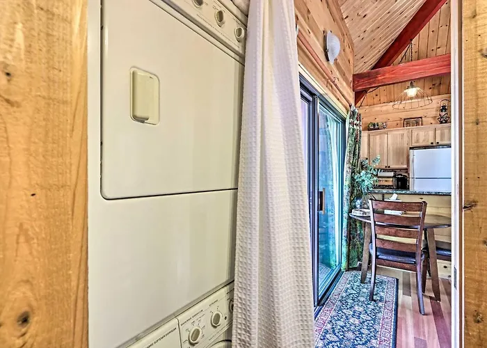 Furnished Deck: Romantic Strawberry/Pine Studio!